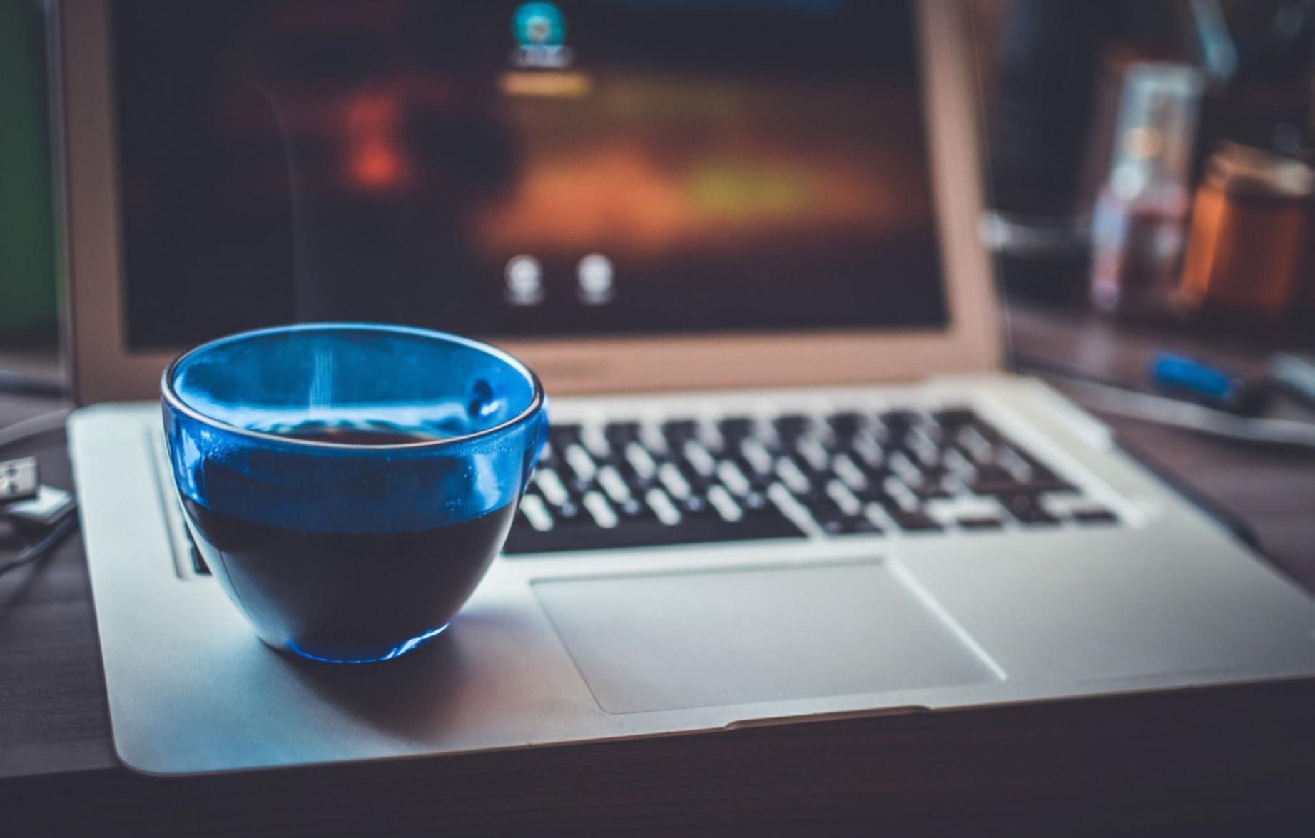 Professionnels collaborant sur des stratégies de croissance d'entreprise